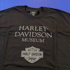 Never worn. H-D museum tee.
